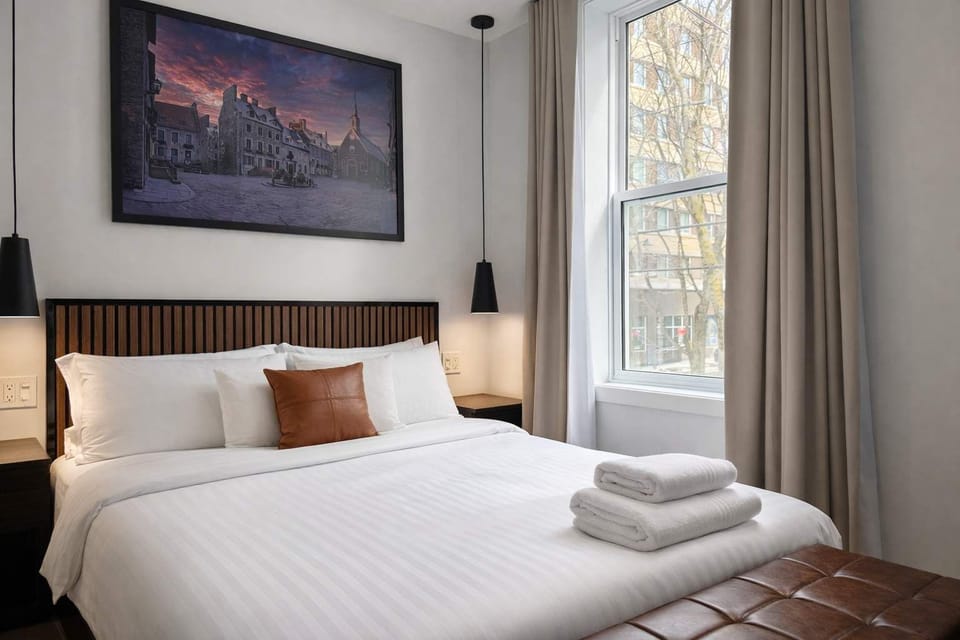 Détendez-vous dans cette chambre lumineuse au design épuré. Profitez d'un grand lit douillet, d'une lumière naturelle généreuse et d'un coin repas pratique pour un séjour tout confort.