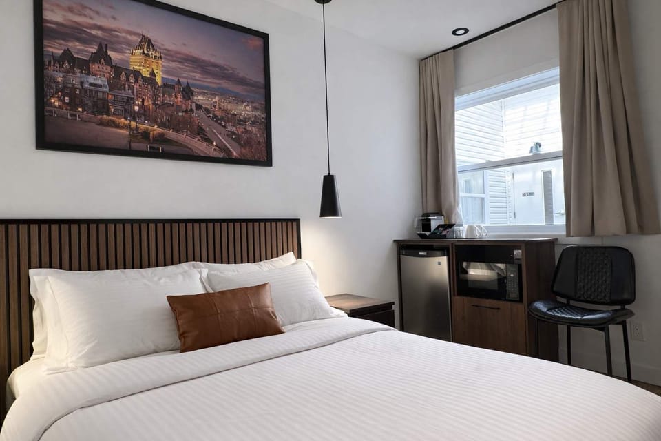 Détendez-vous dans cette chambre moderne et douillette, équipée d'un lit confortable, d'un mini-frigo et d'un micro-ondes. Le refuge idéal pour un séjour reposant et sans souci.