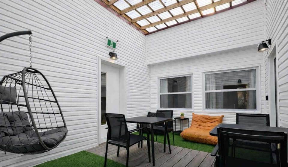 Gemini said Détendez-vous dans notre salon commun lumineux, doté d'une chaise suspendue confortable et d'un puits de lumière. C'est l'endroit idéal pour lire ou profiter d'une ambiance paisible en plein air, tout en restant à l'abri.