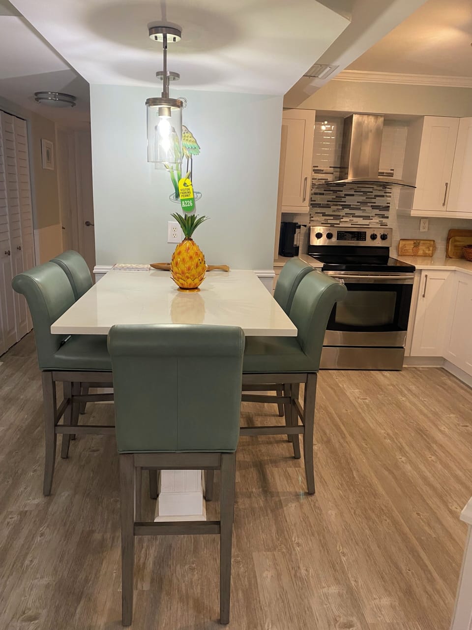 Lovely eat-in kitchen!