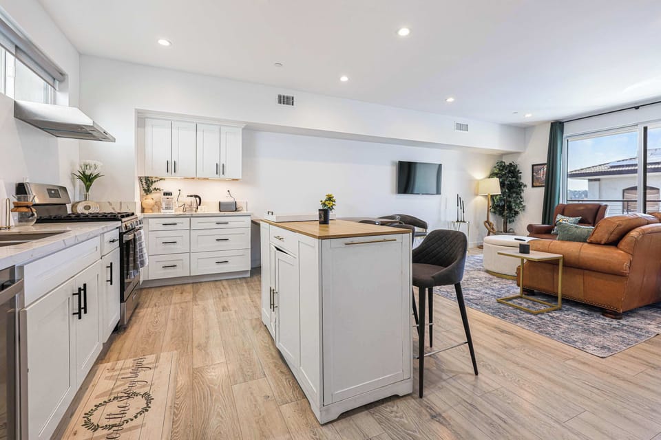 Enjoy this seamless open layout, where a modern kitchen meets a cozy lounge. Large sliding doors lead to the balcony, creating a bright, breezy space for relaxing or entertaining.