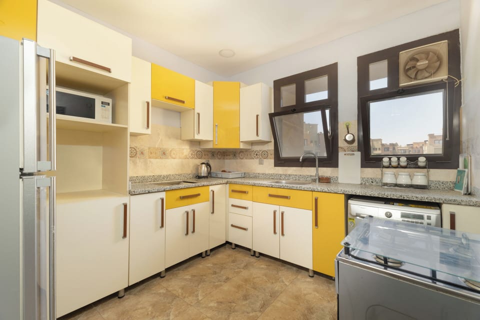 City Apartment, 2 Bedrooms, Private Bathroom, City View | Private kitchen | Full-size fridge, microwave, oven, stovetop