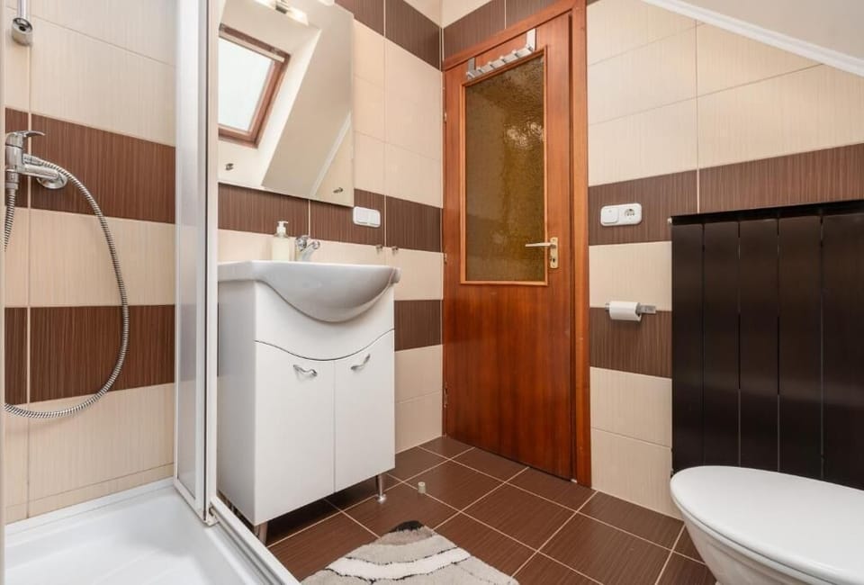 Double Room, Courtyard View | Bathroom | Hair dryer, towels, toilet paper