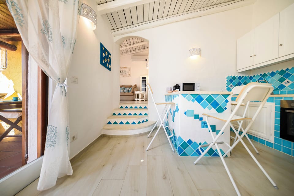 Traditional Apartment, Balcony, Sea View | Private kitchen | Fridge, microwave, oven, stovetop
