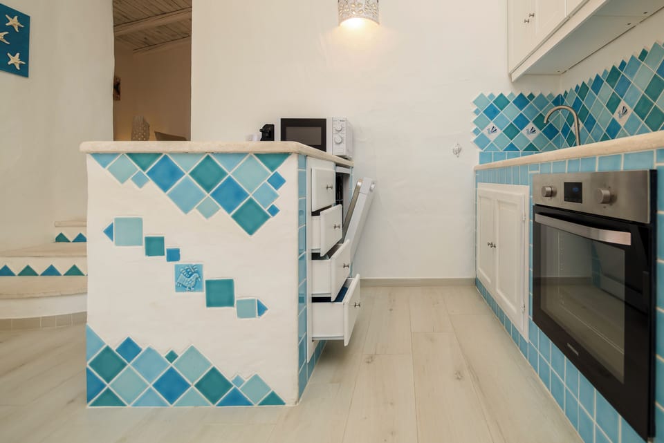 Traditional Apartment, Balcony, Sea View | Private kitchen | Fridge, microwave, oven, stovetop