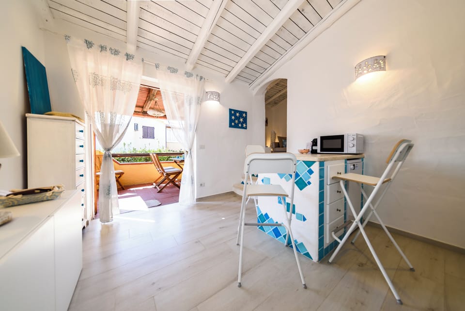Traditional Apartment, Balcony, Sea View | Private kitchen | Fridge, microwave, oven, stovetop