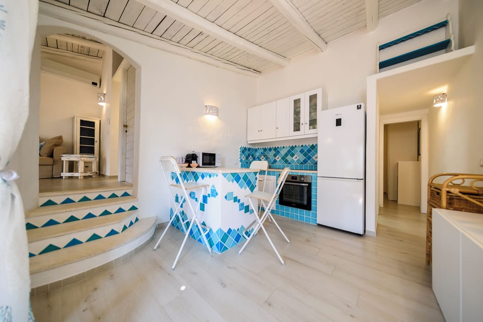 Traditional Apartment, Balcony, Sea View | Private kitchen | Fridge, microwave, oven, stovetop