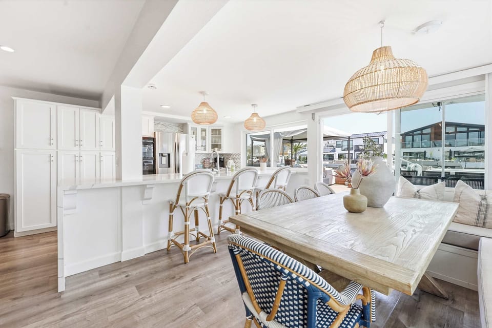 Enjoy meals in the open concept space while enjoying the Bayfront views.