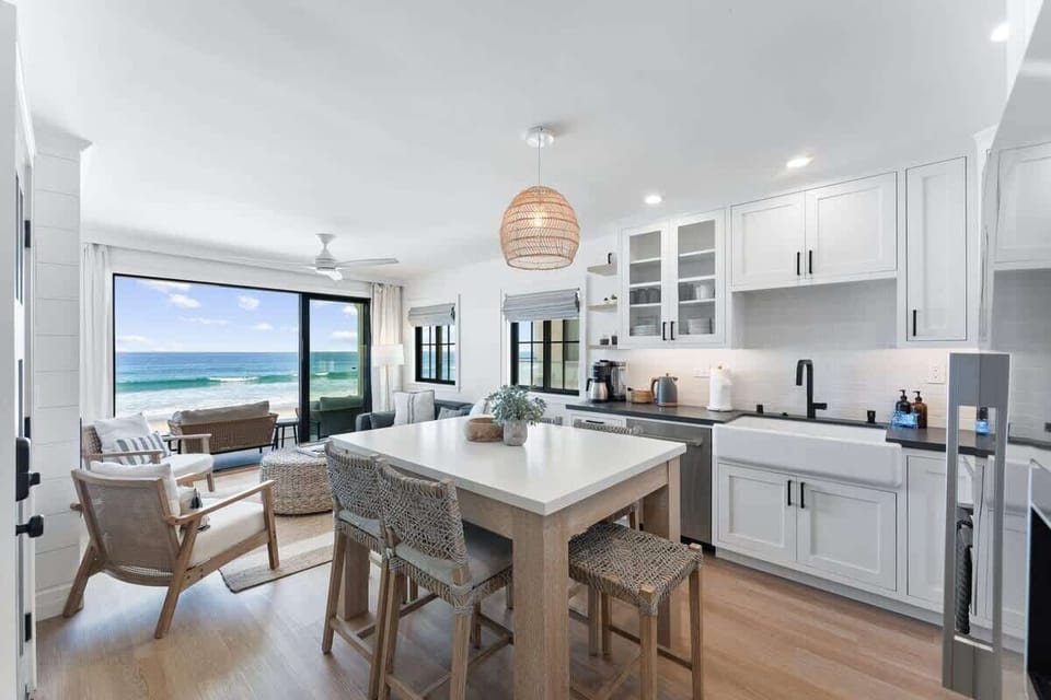 
Your dining experience elevated, thanks to panoramic ocean views.