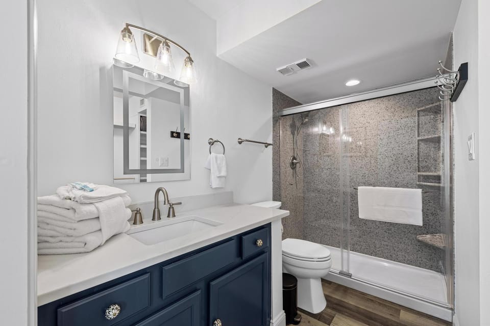 Spacious en suite bath attached to the master bedroom