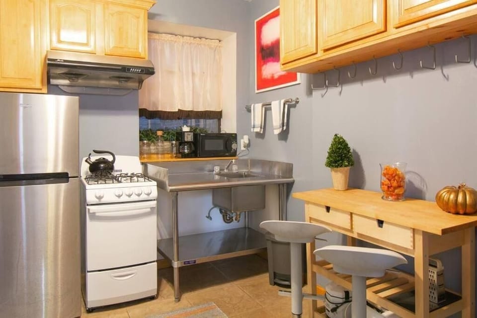 Comfort Apartment, City View | Private kitchen | Fridge, microwave, oven, stovetop
