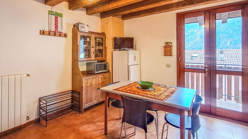 Apartment, Balcony, Mountain View | Dining