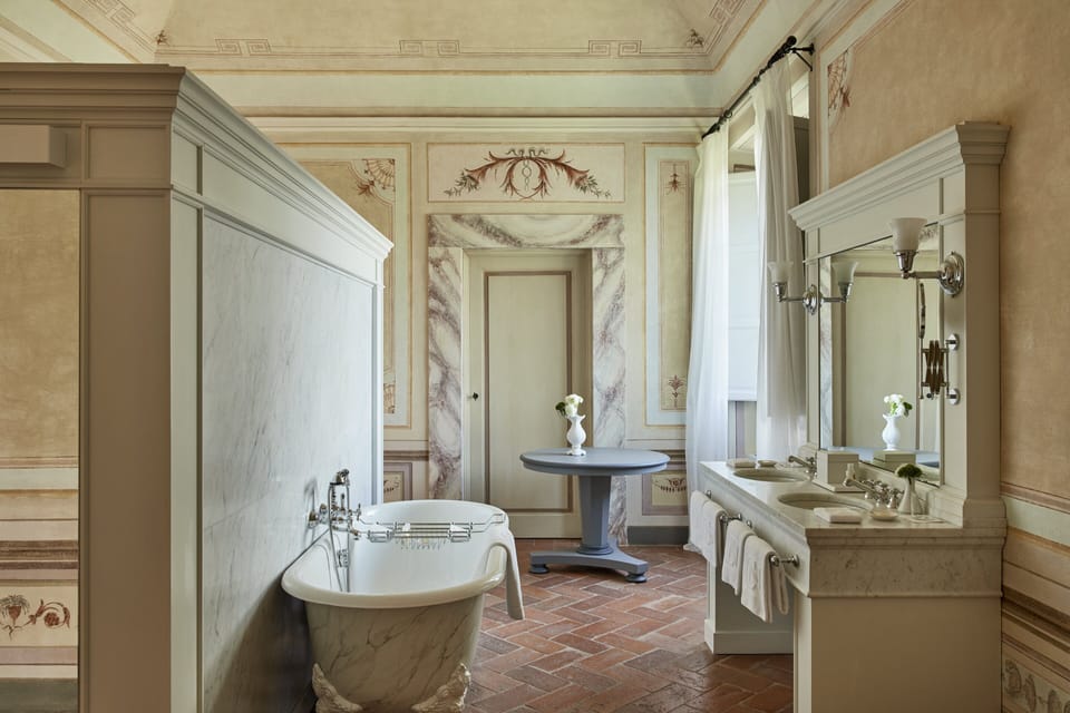 Suite (Heritage) | Bathroom | Combined shower/tub, rainfall showerhead, free toiletries, hair dryer