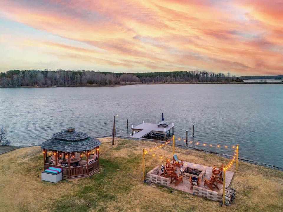 Lakeside Escape: Enjoy sunset views and laughter by the fire pit in this picturesque setting!