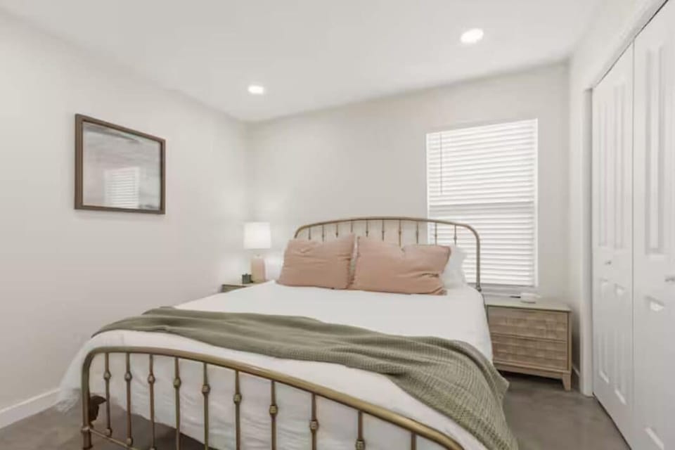Luxury House, 2 Bedrooms, Kitchen | Iron/ironing board, WiFi (free), bed sheets