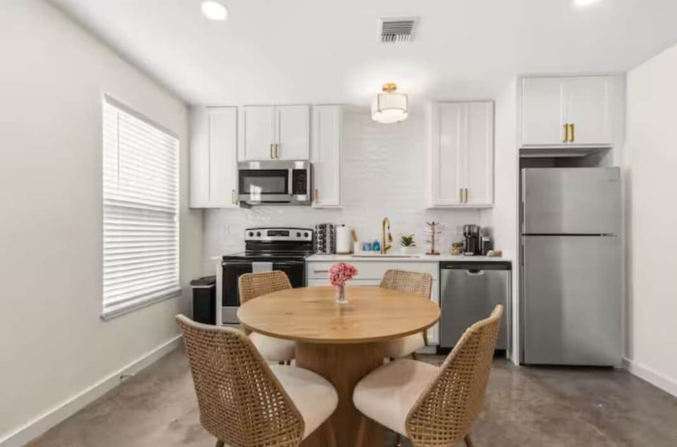Luxury House, 2 Bedrooms, Kitchen | Private kitchen | Coffee/tea maker, fridge, microwave, oven