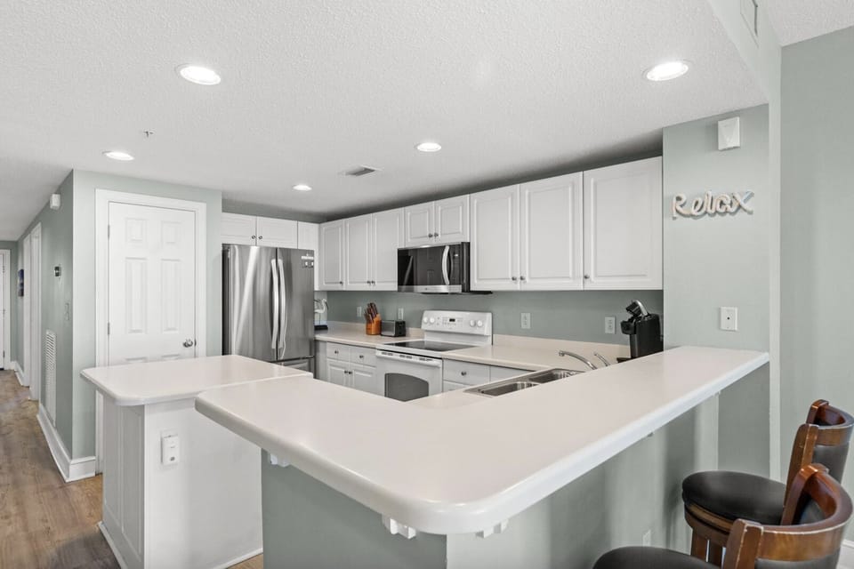 Condo, Multiple Beds (Majestic Beach Towers 2-1704) | Private kitchen