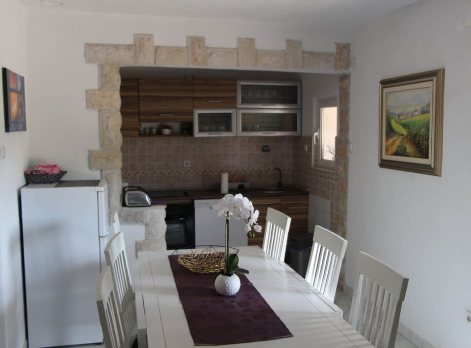 House (Five Bedrrom Holiday Home with Pool) | Dining room