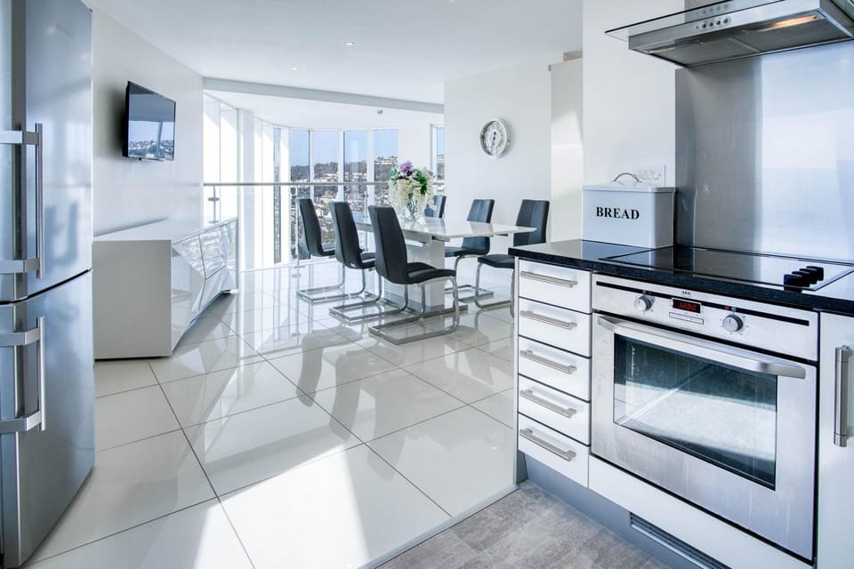 Apartment (3 Bedrooms) | Private kitchen | Microwave, oven, stovetop, highchair
