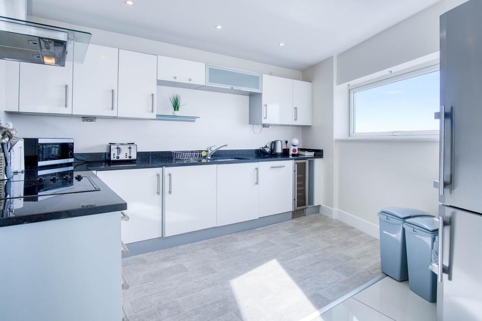 Apartment (3 Bedrooms) | Private kitchen | Microwave, oven, stovetop, highchair