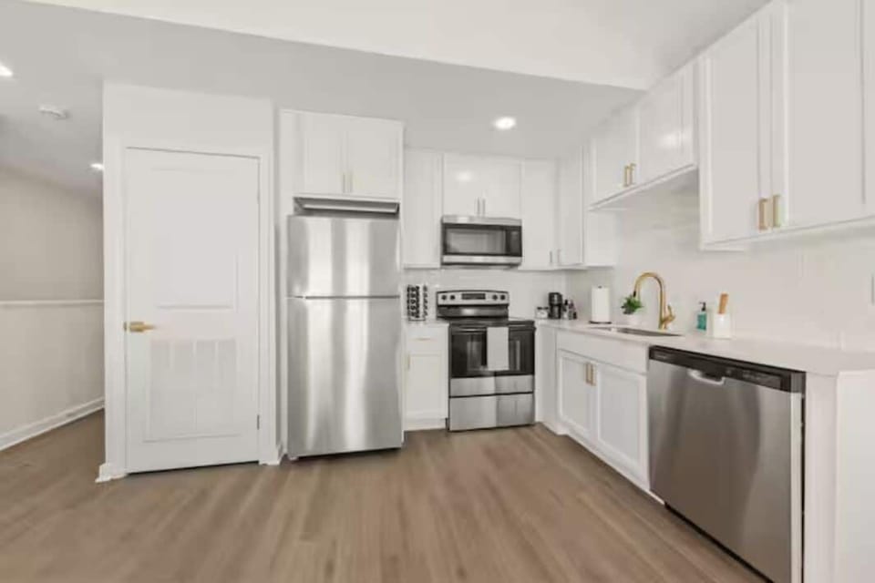 Luxury House, 2 Bedrooms, Non Smoking, Kitchen | Private kitchen | Coffee/tea maker, full-size fridge, microwave, oven