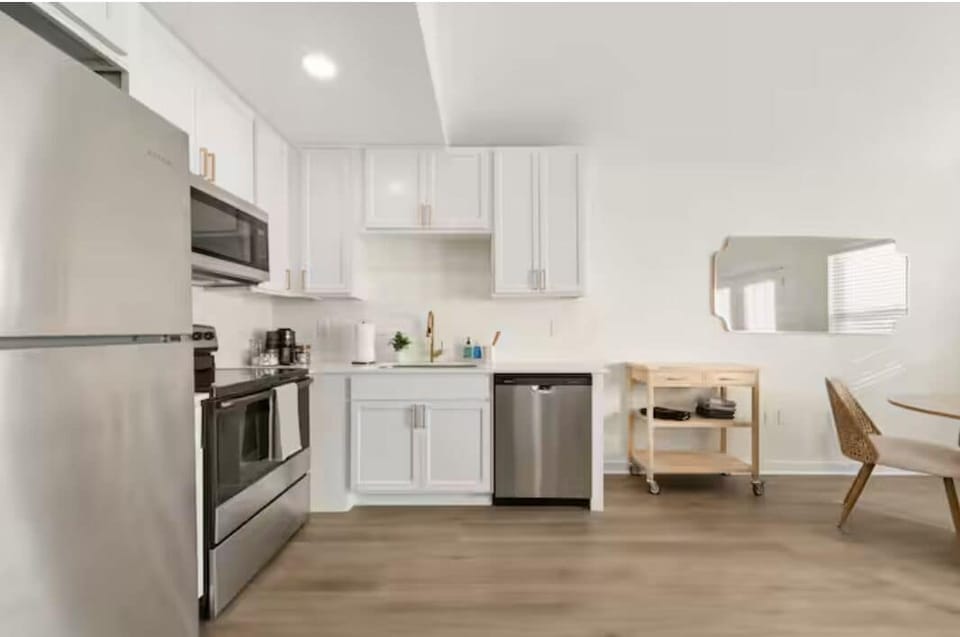 Luxury House, 2 Bedrooms, Non Smoking, Kitchen | Private kitchen | Coffee/tea maker, full-size fridge, microwave, oven