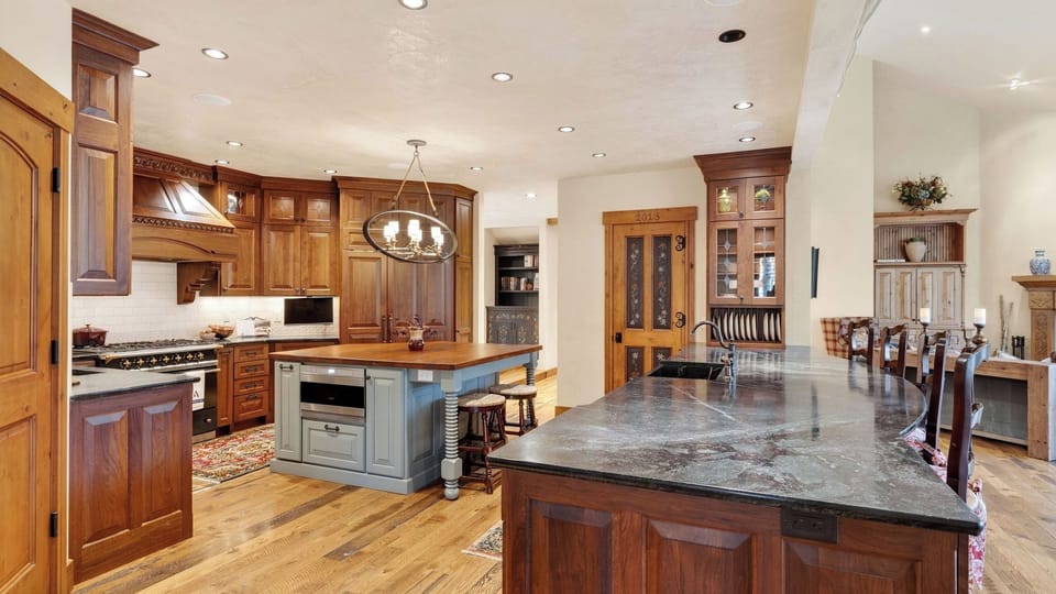 House (5 Bedrooms) | Interior