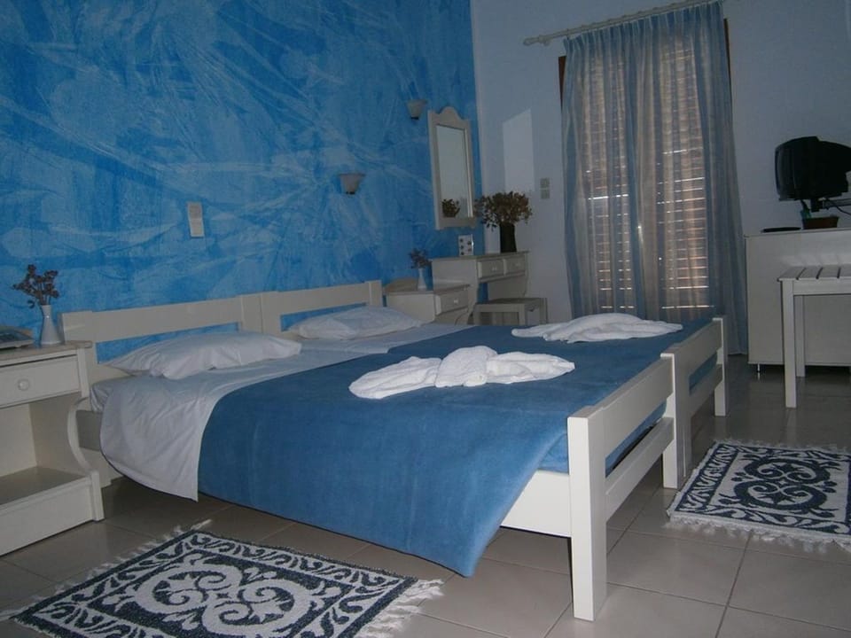 Standard Room, 1 Double or 2 Twin Beds | Minibar, in-room safe, individually decorated, individually furnished