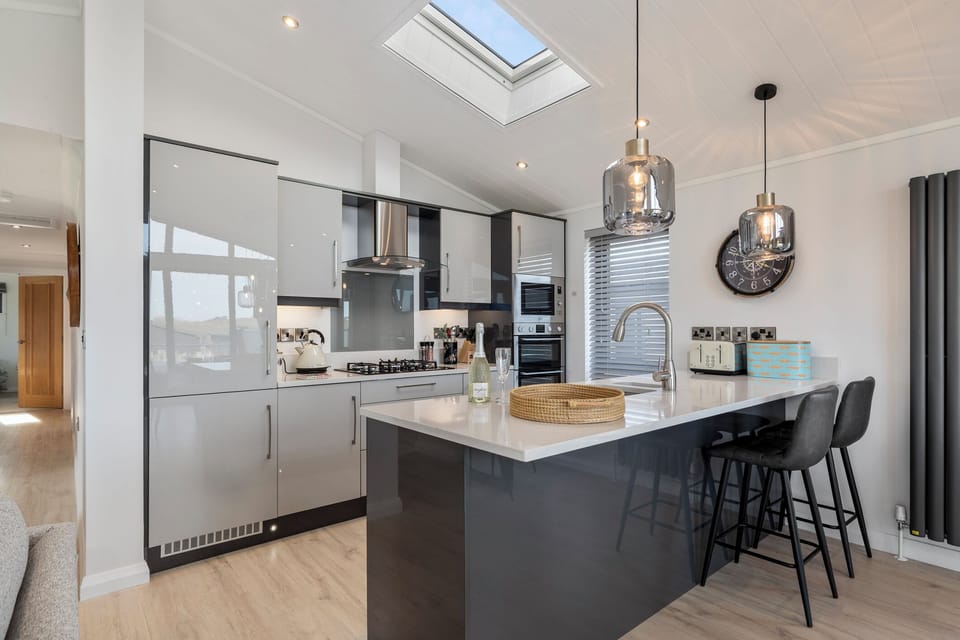 Luxury Lodge, Hot Tub, Walk to Beach