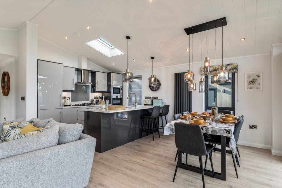 Luxury Lodge, Hot Tub, Walk to Beach