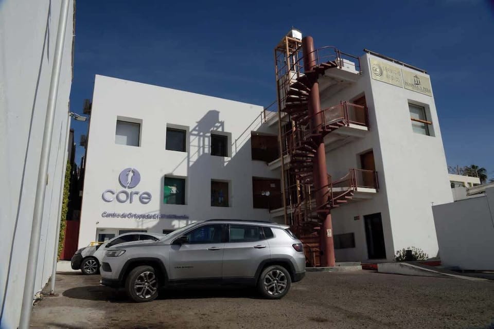 Estaciona sin preocupaciones en nuestro accesible y seguro estacionamiento, perfectamente ubicado para facilitar tu llegada y salida.