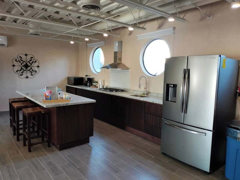 Los electrodomésticos de alta calidad, junto con la elegante decoración, hacen de esta cocina un lugar perfecto para preparar deliciosas comidas o simplemente relajarse. Un espacio moderno y funcional que hará que su estadía sea inolvidable.