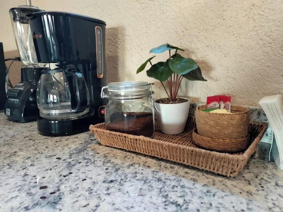 Disfrute de una deliciosa taza de café recién hecho en la comodidad de este encantador hospedaje. Esta cafetera de última generación está acompañada de café molido de Veracruz, la región cafetalera más importante de México.