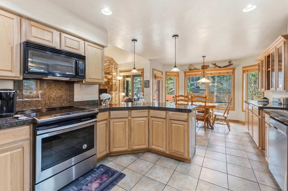 Kitchen: Drip coffee maker, Keurig, blender, kettle, cooking utensils, tableware 