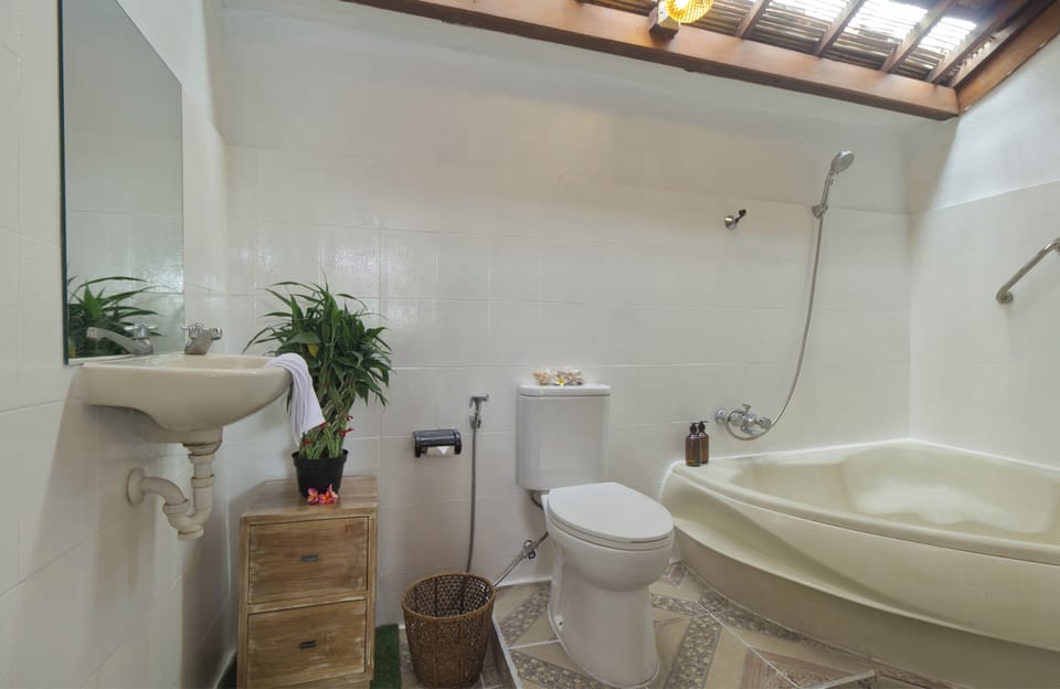 Superior Double Room, Pool View | Bathroom | Combined shower/tub, towels, soap, shampoo