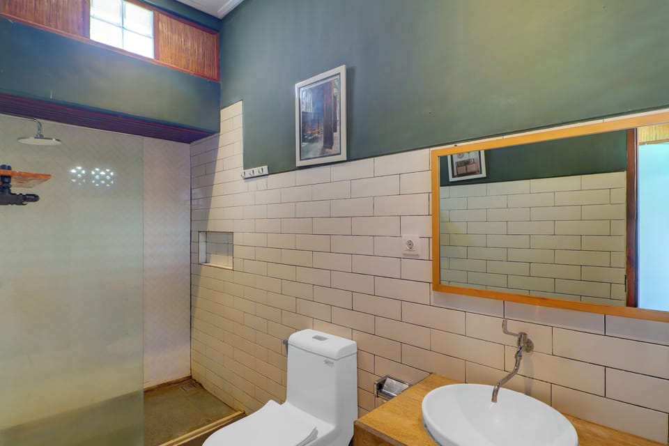 Family Suite | Bathroom | Shower, towels, soap, shampoo