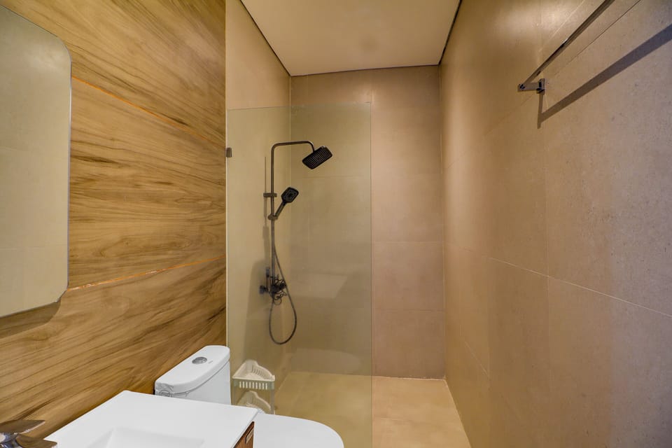 Deluxe Double Room | Bathroom | Shower, towels, soap, shampoo