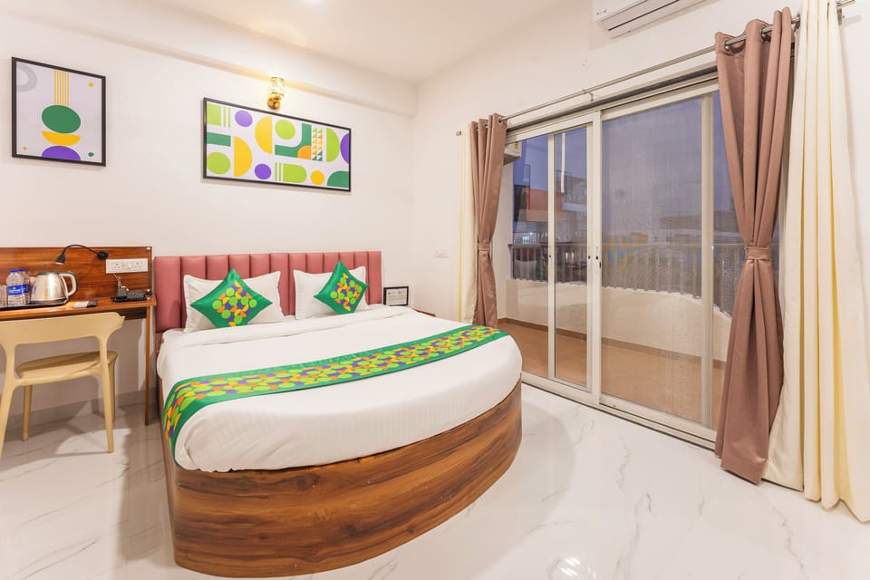 Deluxe Double Room | Iron/ironing board