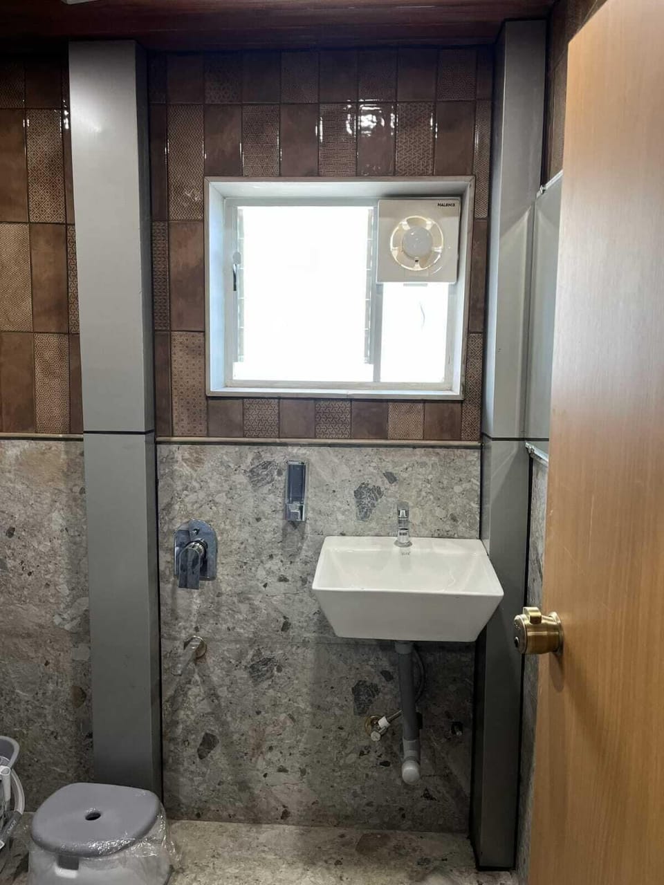 Towels, soap, shampoo, toilet paper