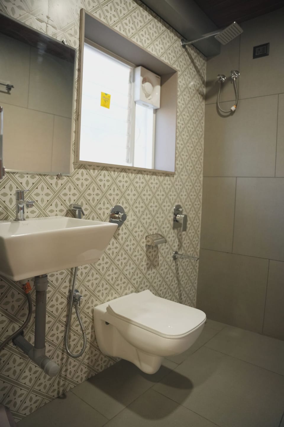 Deluxe Double Room | Bathroom | Towels, soap, shampoo, toilet paper