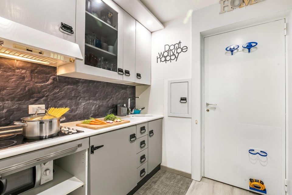Standard Studio, Balcony, Mountain View (Apt Suite 125 shared pool & sun) | Private kitchen