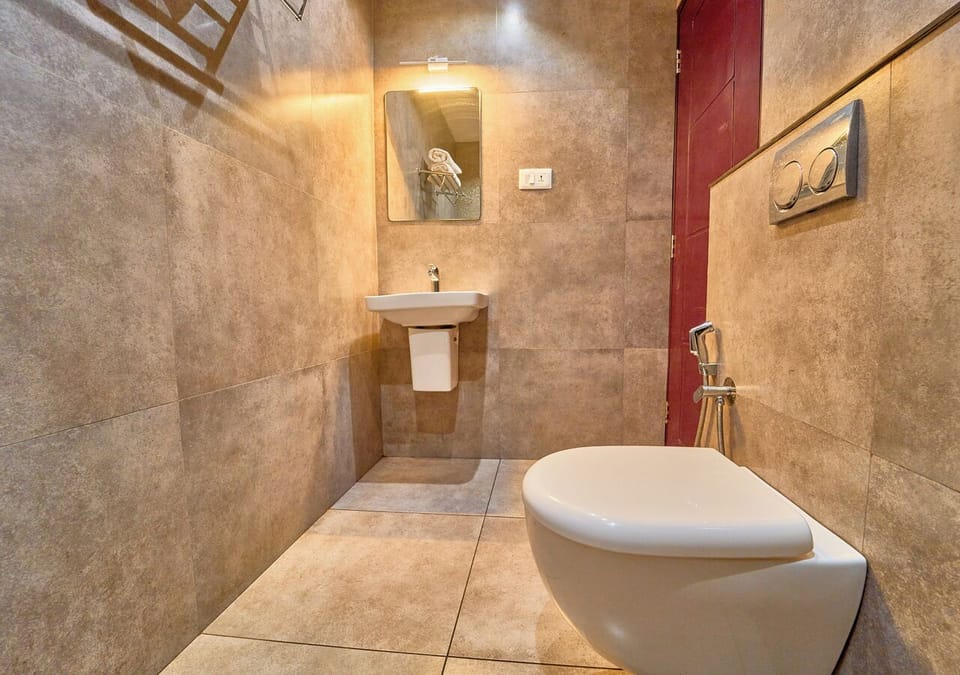 Deluxe Double Room | Bathroom | Shower, free toiletries, towels, soap