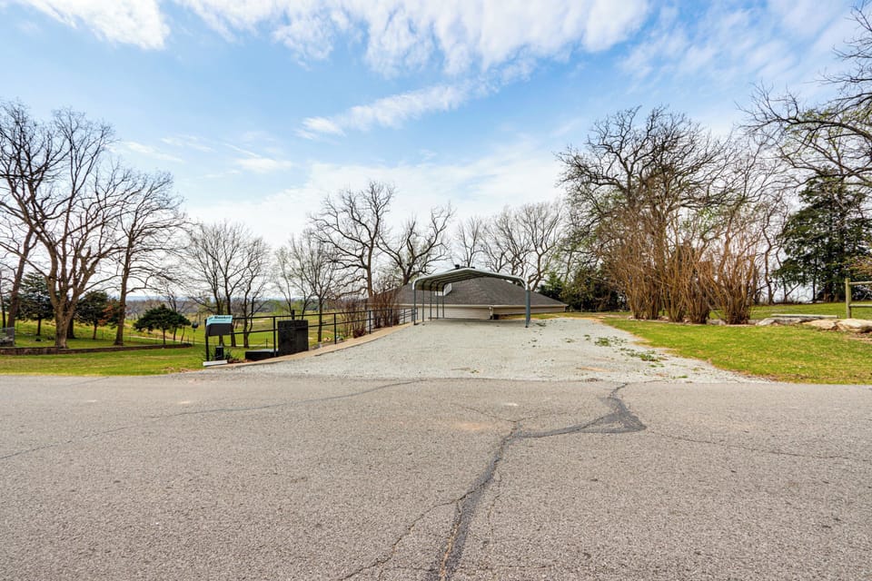 Parking | Driveway (6 Vehicles)