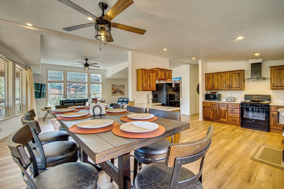Property Interior | Single-Story Cabin