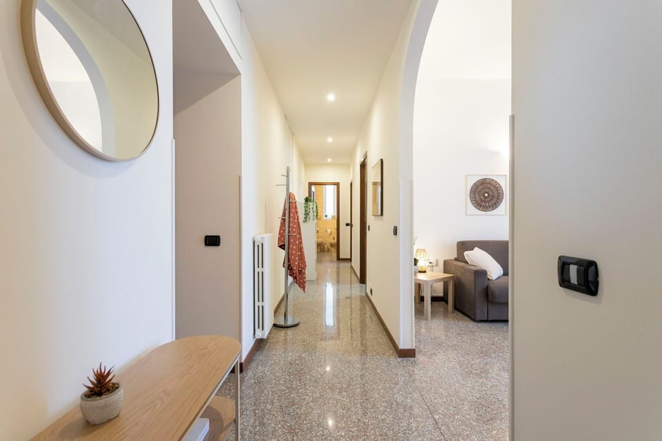 Main Entrance, Room Detail