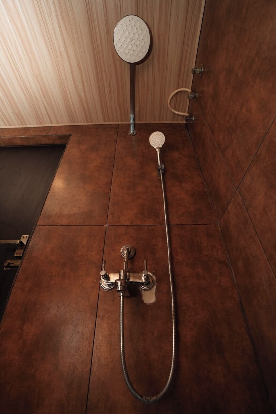 Deluxe Double Room, City View | Bathroom | Free toiletries, towels, soap, shampoo