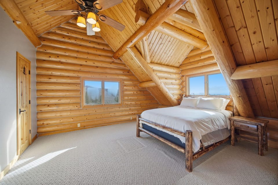 Bedroom 3 ( Queen , Top Floor) 