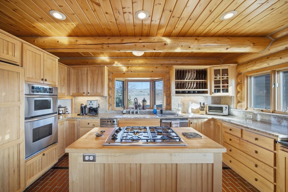 Kitchen (Main Floor)