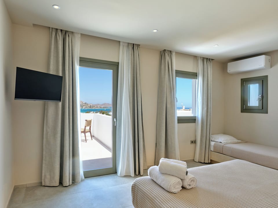 Minibar, blackout drapes, WiFi (free)