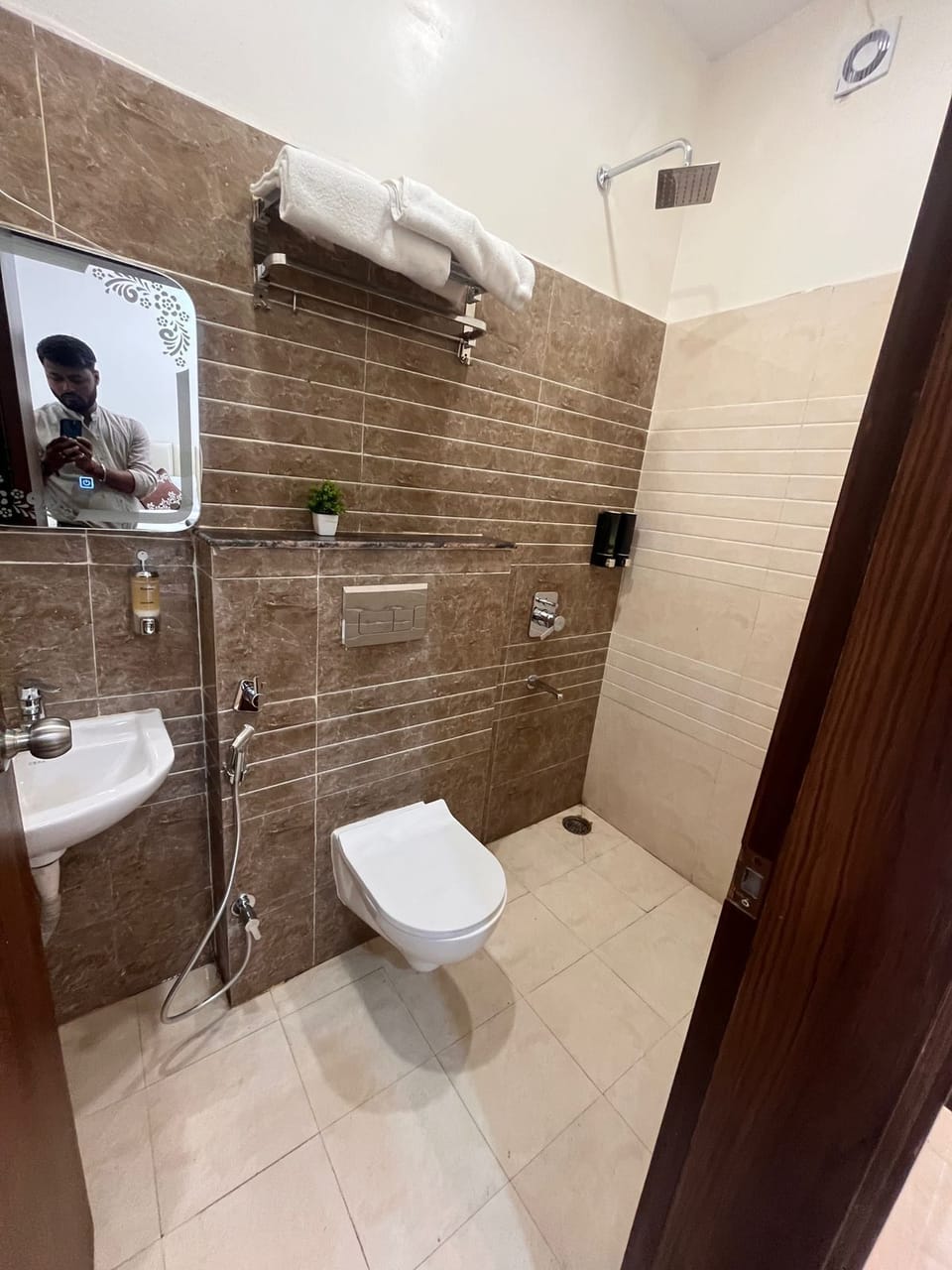 Double Room, Balcony, City View | Bathroom | Shower, free toiletries, slippers, towels